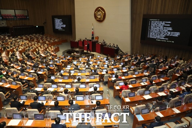 여야가 동물보호법 개정안 등 비쟁점 법안 10건을 처리했다. 지난해 12월 31일 국회 본회의에서 민생법안 처리하는 모습. /이선화 기자