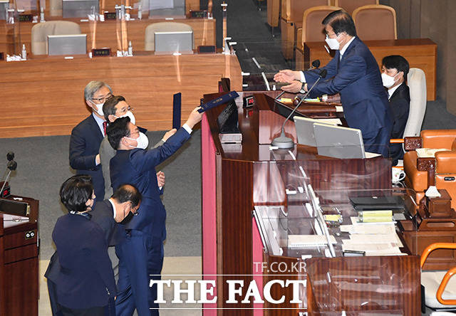 선서를 마치고 박병석 국회의장에게 선서문을 제출하는 5명의 의원들.