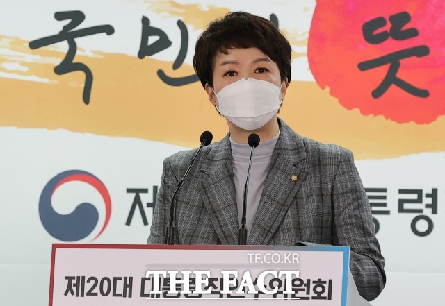 김은혜 대통령 당선인 대변인이 5일 직을 내려놨다. 사진은 김 대변인이 4일 서울 종로구 통의동 제20대 대통령직인수위원회에서 일일브리핑을 하는 모습. /인수위사진기자단