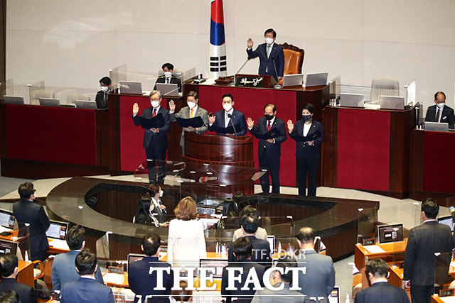 박병석 국회의장과 함께 선서하는 5명의 당선 의원들.