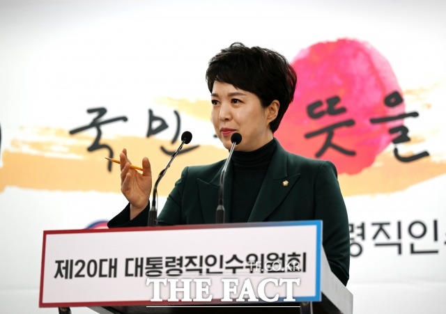 대변인 자리에서 물러나는 김은혜 대통령 당선인 대변인이 5일 오전 서울 종로구 통의동 제20대 대통령직인수위원회에서 마지막 일일 브리핑을 하고 있다. /인수위사진기자단