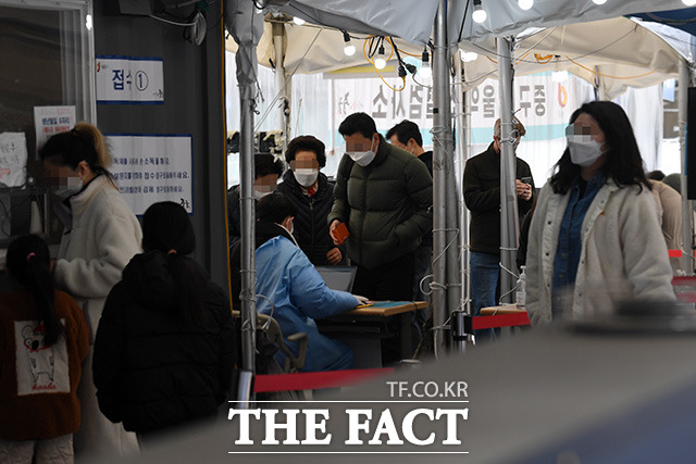 국내 코로나19 감염재생산지수가 11주 만에 1 미만으로 떨어졌다. 3월23일 오전 서울 중구 서울역 광장 임시선별검사소에 시민들이 검사를 받기 위해 대기하고 있다. /남용희 기자