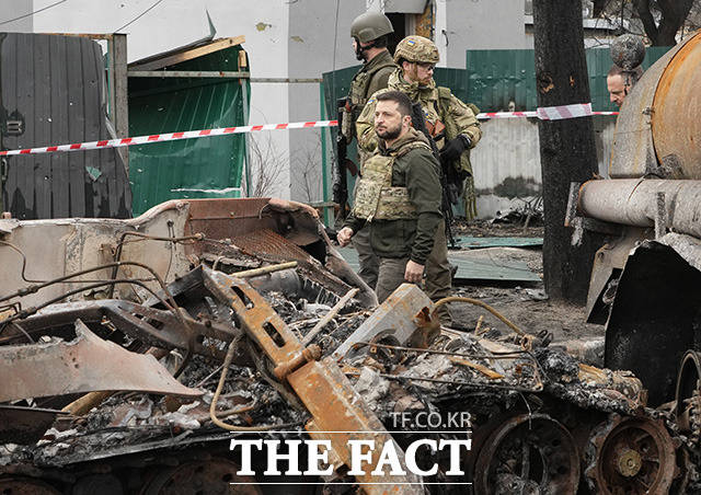 부차 마을 방문해 피해 상황 살피는 젤렌스키 우크라이나 대통령.