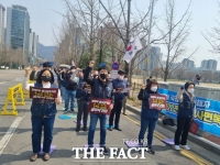  인천공항 출국대기실 노동자들 “정부, 전원 고용승계해야”