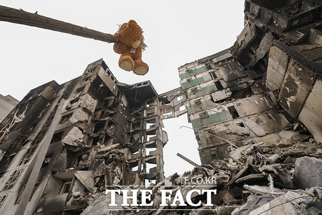 5일(현지시간) 우크라이나 키이우 외곽 브로댠카의 한 아파트가 러시아군과 우크라이나군의 교전 중 파괴된 가운데 부러진 나뭇가지에 곰 인형이 매달려 있다. /브로댠카=AP.뉴시스