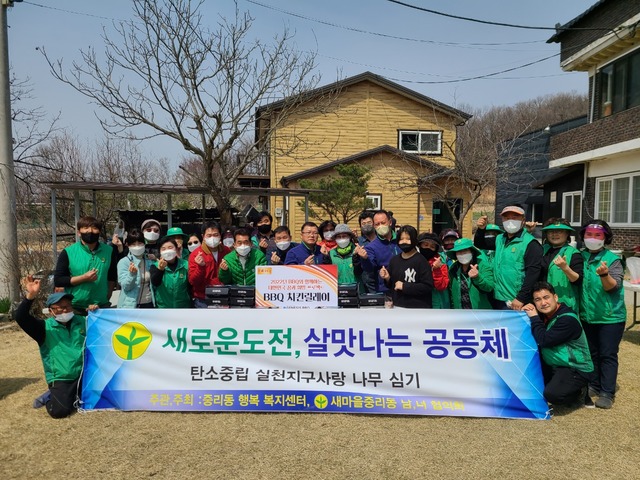 BBQ가 새마을 중리동 남,녀 협의회에 치킨을 전달하며 기념사진 촬영하고 있다. /제너시스BBQ 제공