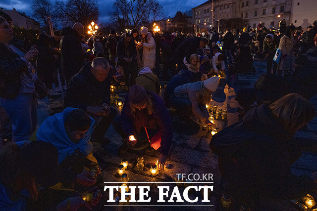 전쟁 희생자들을 추모하는 우크라이나 시민들과 분노한 유럽.