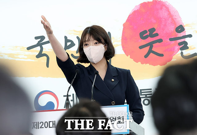 배현진 대통령 당선인 대변인이 6일 서울 통의동 대통령직인수위원회에서 일일 브리핑을 하고 있다. /인수위사진기자단