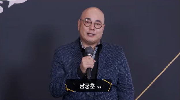 김성수 센터장은 해외 매출 비중을 10%에서 3년 안에 30%로 확대하고, 올해 카카오 공동체의 해외 매출을 전년 대비 40% 이상 끌어올리겠다고 밝혔다. 사진은 남궁훈 대표이사 모습. /카카오 기자간담회 화면 캡처