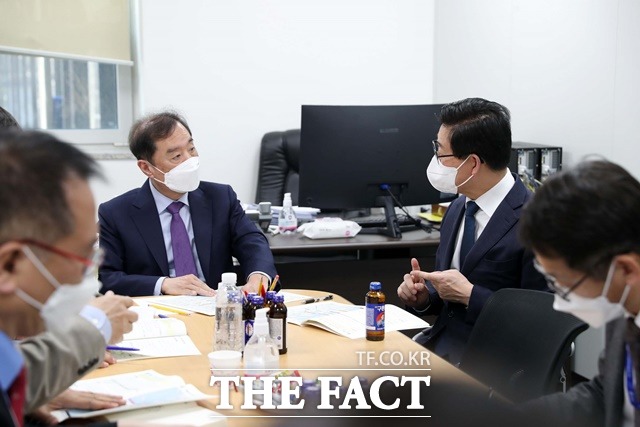 양승조 충남도지사가 6일 서울 삼청동 금융연수원에서 김병준 인수위 지역균형발전특위 위원장을 만나고 있다. / 충남도 제공