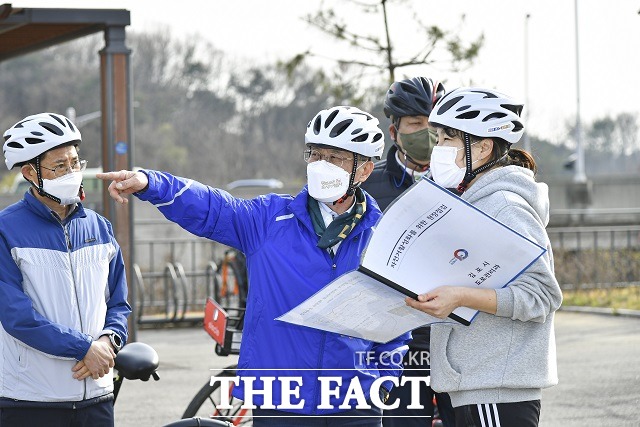 정하영 김포시장이 5일 서울연결 한강변 자전거길을 현장 점검하고 있다./김포시 제공