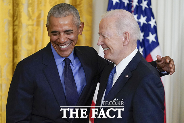 조 바이든(오른쪽) 미국 대통령과 버락 오바마 전 대통령이 5일(현지시간) 미국 백악관 이스트룸에서 만나 인사를 나누고 있다. /워싱턴=AP.뉴시스