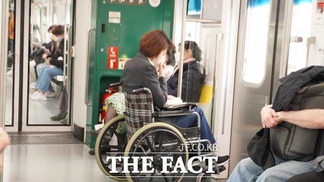 고민정 의원은 휠체어 체험 후 장애인의 이동권은 엘리베이터 설치가 끝이 아니라 시작임을 몸소 느꼈다며 장애인들에 대한 사회인식개선까지 안착할 수 있도록 더욱 노력하겠다고 강조했다. /고민정 의원 페이스북 갈무리