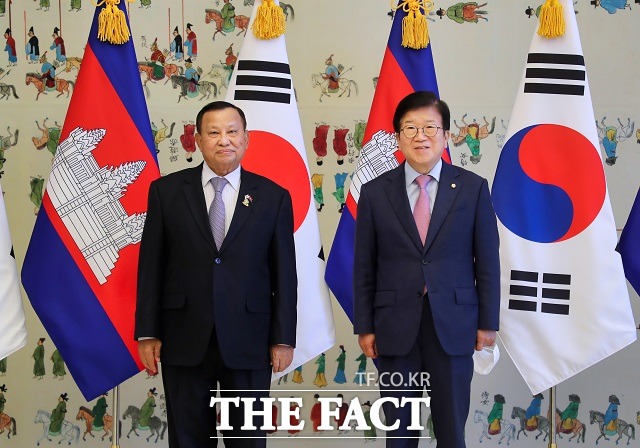 박병석(오른쪽) 국회의장이 6일 오전 서울 여의도 국회 접견실에서 박 의장의 초청으로 공식 방한한 사이 춤 캄보디아 상원의장과 기념촬영을 하고 있다. /국회 제공