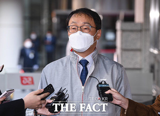 국회의원에게 이른바 쪼개기 후원을 한 혐의로 재판에 넘겨진 구현모 KT 대표가 불법이라 전혀 생각하지 못했다며 혐의를 부인했다. 사진은 지난해 서울 KT혜화타워(혜화전화국) 앞에서 KT의 유·무선 인터넷 장애와 관련해 취재진을 대응하는 구 대표의 모습. /국회사진취재단