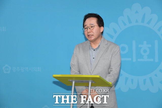 강기정 예비후보 경선선거대책본부는 6일 광주시의회에서 기자회견을 열고 이용섭 예비후보에게 ‘특정 업체 24억원 특혜 의혹’ 언론보도에 대한 입장 표명을 요구했다./강기정 경선선거대책본부