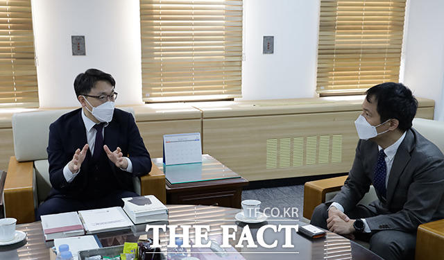 김진욱 공위공직자범죄수사처장이 6일 오후 오쿠무라 토시유키 주한일본대사관 법무협력관(검사)의 예방을 받고 있다./공수처 제공