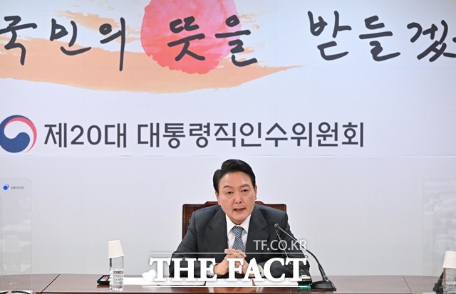 대통령직인수위원회는 6일 윤석열 대통령 당선인이 3월 소비자물가가 10년 3개월 만에 심리적 마지노선인 4%를 넘어선 것과 관련한 보고를 받은 뒤 물가를 포함해 민생안정 대책을 새 정부 최우선 과제로 추진하라고 지시했다고 밝혔다. 윤 당선인이 전날 인수위 간사단 회의를 주재하는 모습. /인수위 제공