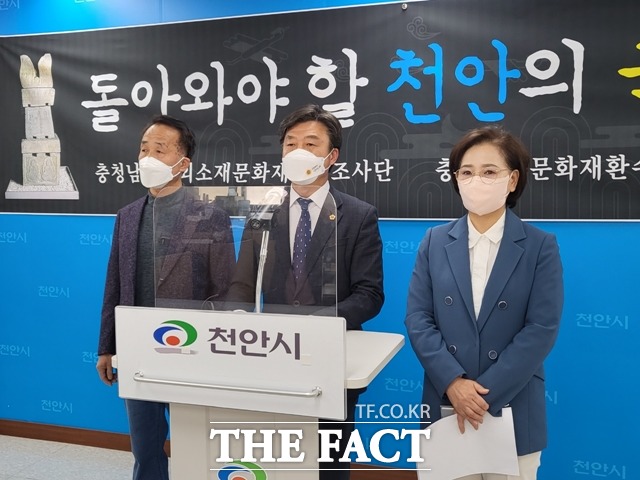 충남도 국외소재 문화재 실태조사단이 7일 동국대 박물관이 보관하고 있는 천안 국보 보협인석탑의 입수 경위를 지적하고 있다. / 천안 = 김아영 기자