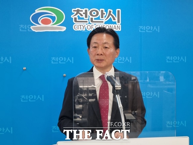 국민의힘 지도부가 김태흠 국회의원의 충남도지사 출마를 권유한 가운데 박찬우 예비후보가 100만 천안 아산 시민을 우롱하는 행위라며 강하게 비판했다. / 천안=김경동 기자