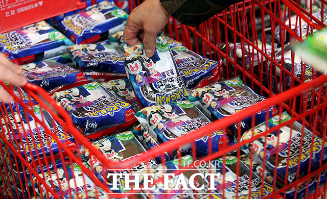 마트의 영업이 시작되자 포켓몬빵 구매에 열 올리는 시민들.