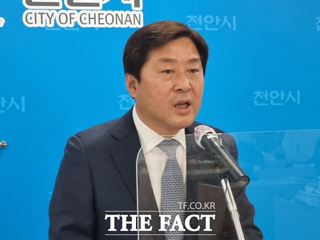 더불어민주당 황명선 충남도지사 예비후보가 7일 ‘도민의 삶을 변화시킬 사람’이라며 지지를 호소했다. / 천안=김경동 기자