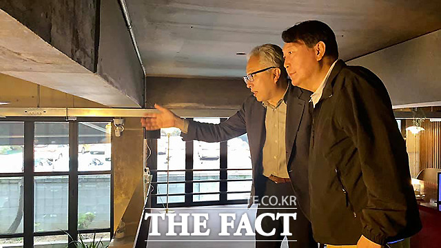 제20대 대통령직인수위원회 지역균형발전특별위원회는 모종린 연세대 국제대학원 교수를 특별위원으로 영입했다고 7일 밝혔다. 지난해 6월 1일 서울 연희동 모처에서 만난 모 교수(왼쪽)와 윤 당선인. /장예찬 인수위 청년소통TF 단장 페이스북 갈무리