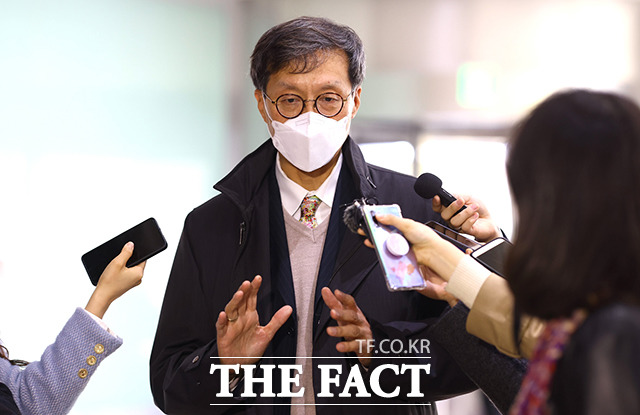 이창용 한국은행 총재 후보자는 국내 잠재성장률 제고를 위해 팬데믹 과정에서 투입됐던 자원을 신성장동력 및 육성 등으로 전환할 수 있도록 구조조정에 주력하는 것이 시급하다고 언급했다. 사진은 지난 1일 이창용 후보자가 서울 중구 부영태평빌딩 인사청문회 사무실로 출근하며 기자들의 질문에 답변하고 있는 모습. /사진공동취재단