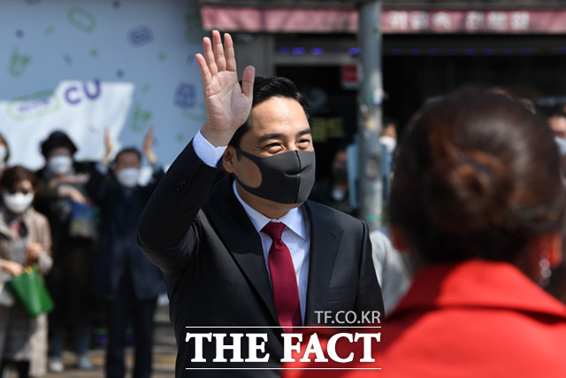 국민의힘 최고위원회는 7일 강용석 변호사의 복당을 불허했다. 사진은 강 전 의원이 4일 오후 경기도 수원시 권선구 세류역 앞에서 6.1 지방선거 경기도지사 출마를 선언하는 모습. /임세준 기자