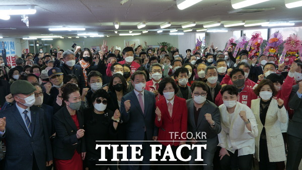 유정복 국민의힘 인천시장 예비후보가 정복캠프 개소식에서 지지자들과 기념촬영을 하고 있다. /더팩트DB