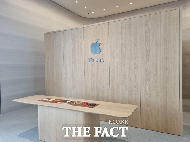 애플 명동은 아시아 최초로 전용 애플 픽업 공간이 마련된 점이 특징이다.