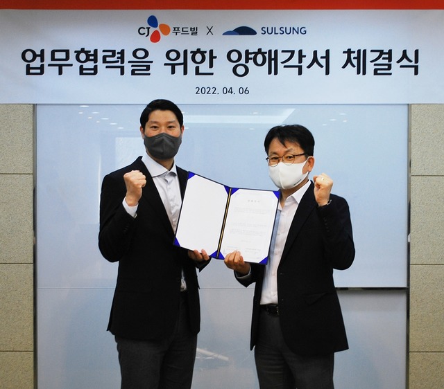 6일 서울 양재동에 위치한 설성식품 서울사무소에서 변희성 CJ푸드빌 외식본부 본부장(오른쪽)과 조성진 설성식품 대표이사가 업무 협약을 맺고 기념 사진을 촬영하고 있다. /CJ푸드빌 제공