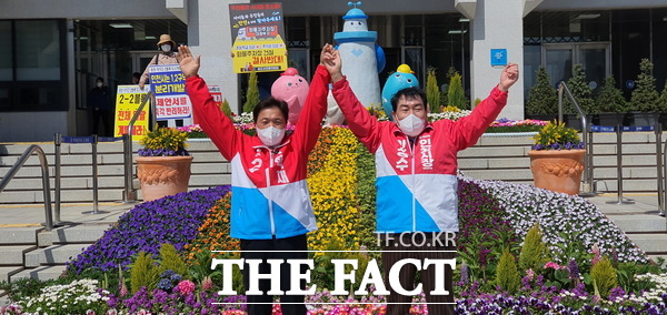 국민의힘 안상수(오른쪽)·이학재 인천시장 예비후보가 7일 인천시청 앞에서 단일화 기자회견을 연 뒤 화합의 포즈를 취하고 있다. /인천=지우현 기자