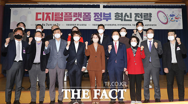 이준석 국민의힘 대표와 김기현 원내대표를 비롯한 참석자들이 기념촬영을 하고 있다.