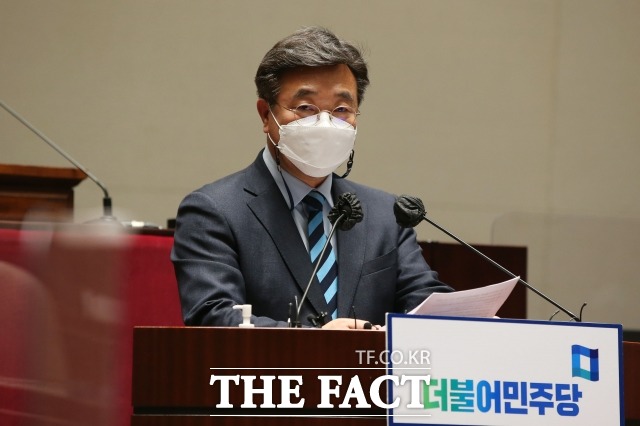 윤호중 더불어민주당 공동비상대책위원장은 오는 12일 의원총회에서 검찰개혁 추진 방침을 결정할 예정이라며, 강행 처리에 무게를 뒀다. 지난달 31일 정책의원총회에서 모두발언을 하고 있는 윤 위원장. /국회사진취재단