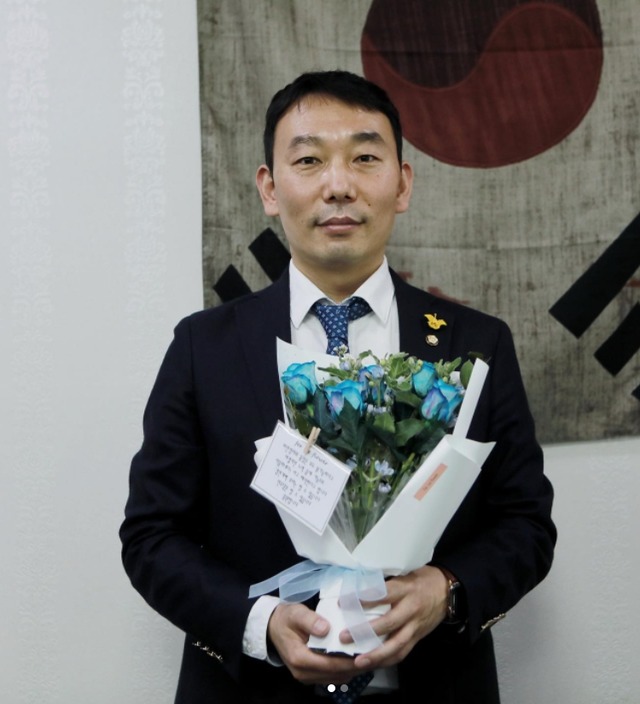 민주당 내 대표적인 강경파인 김용민 의원은 지지자들로부터 꽃다발 선물을 받았다고 알리면서 여러분들의 열성과 지지를 힘입어 검언 개혁을 반드시 이루어내도록 하겠습니다고 밝혔다. /김 의원 인스타그램