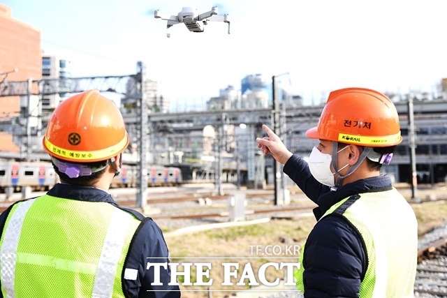 코레일 서울본부 직원들이 7일 오전 서울역에서 드론을 활용한 전차선로 심층 점검을 시행했다. / 코레일 제공