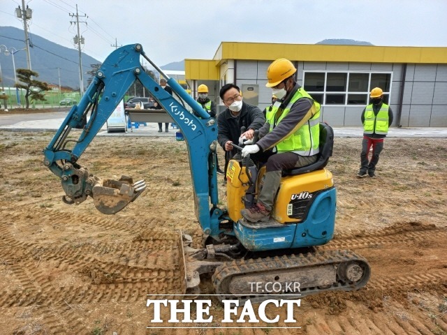 장성군이 본격적인 영농철을 맞아 임대 농기계 조작이 미숙한 지역 농업인과 귀농·귀촌인 등 신규농업인들을 대상으로 농업 현장에서 주로 사용되는 농용굴삭기 운전 실습 교육을 진행했다./장성군 제공