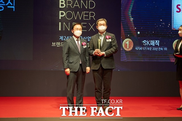 SK매직이 한국산업의 브랜드파워(K-BPI)에서 최고 브랜드로 선정됐다. 사진은 왼쪽부터 한수희 한국능률협회컨설팅(KMAC) 대표이사, 이보형 SK매직 마케팅본부장의 모습. /SK매직 제공