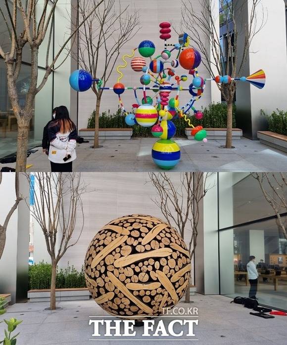 애플 명동 모퉁이에는 작은 정원이 마련됐고, 한국 아티스트 이재효 화백과 빠키가 제작한 거대 조형물이 놓여있다.
