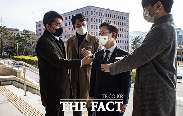 박범계 법무부 장관이 7일 정부과천청사 출근길에서 취재진의 질문에 답하고 있다. /김세정 기자