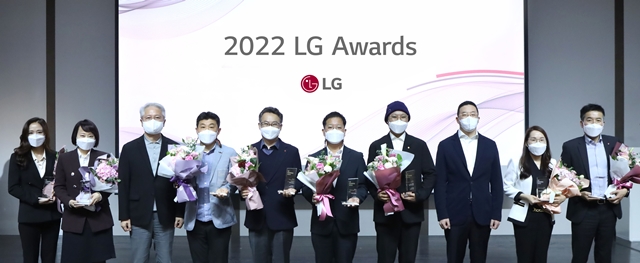 구광모 회장(왼쪽에서 여덟 번째)과 권봉석 COO(왼쪽에서 세 번째)가 LG 어워즈 수상자들과 기념 촬영을 하고 있다. /LG 제공