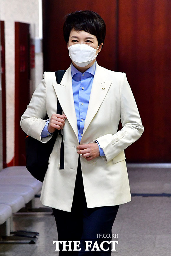 밝은 모습으로 면접장 향하는 김은혜 의원.