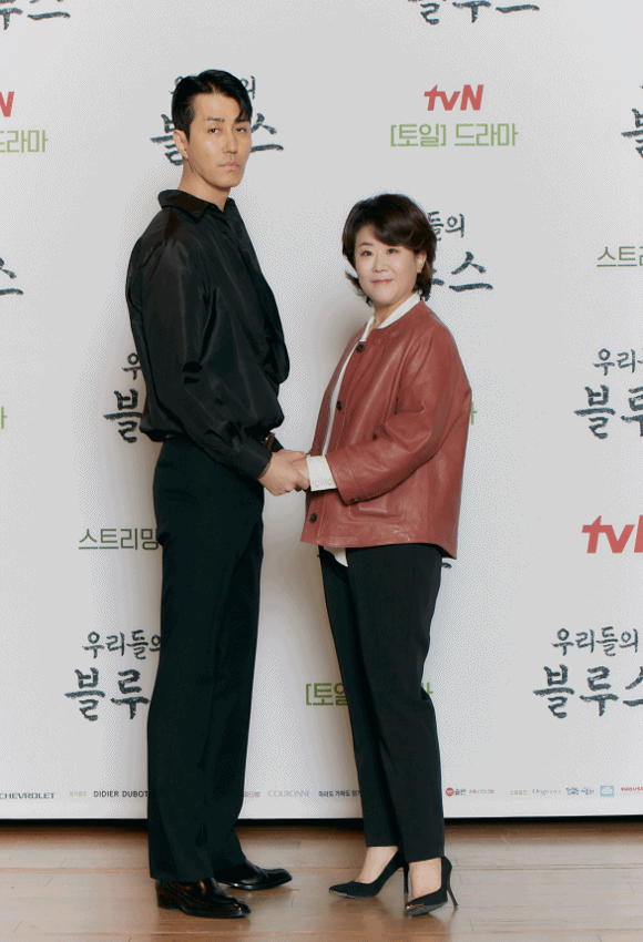 차승원(왼쪽)과 이정은은 다양한 포즈를 취하며 찐 케미를 선보였다. /tvN 제공