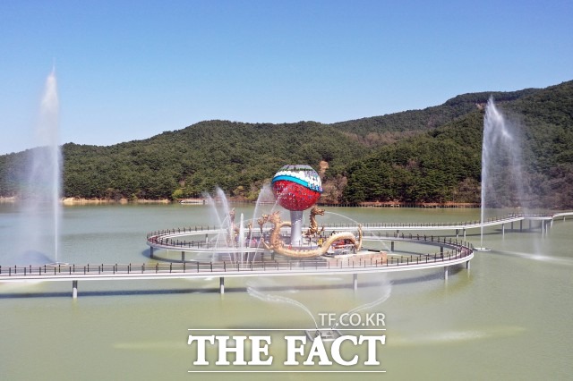 총사업비 50억원을 투입해 길이 642m, 폭 2m 규모로 수면 위 데크다리를 조성했으며, 다리 중심부에는 정읍만의 색을 입힌 3식의 조형물과 약 18m 높이의 조형 낙하 분수를 설치했다. 3식의 조형물은 단풍과 구절초, 라벤더가 어우러진 구(毬)와 ‘정읍’을 상징하는 샘(井), 용산호를 의미하는 용(龍)으로 구성됐다. / 정읍시 제공