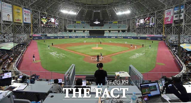 방역당국은 실내 경기장 내 취식을 논의할 계획이라고 밝혔다. 사진은 서울 고척스카이돔 내부. /이선화 기자