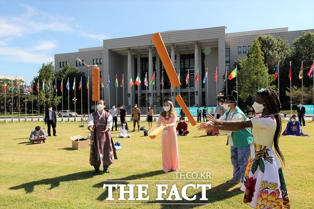 선문대 황선조 총장이 외국인 유학생들과 윳놀이를 즐기고 있다. / 선문대 제공