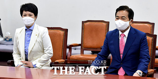 심재철 전 국회부의장과 김은혜 의원이 면접을 보고 있다.