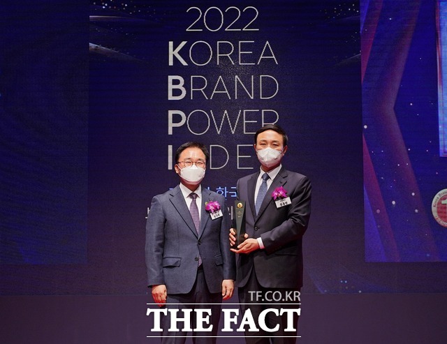 신한카드는 한국능률협회컨설팅 주관 K-BPI(한국산업의 브랜드 파워)조사에서 4개 부문 1위로 선정됐다고 8일 밝혔다. 사진은 7일 서울신라호텔에서 문동권 신한카드 경영기획그룹장(오른쪽)과 한국능률협회컨설팅 한수희 대표이사 사장(왼쪽)이 기념촬영을 하고 있는 모습. /신한카드 제공