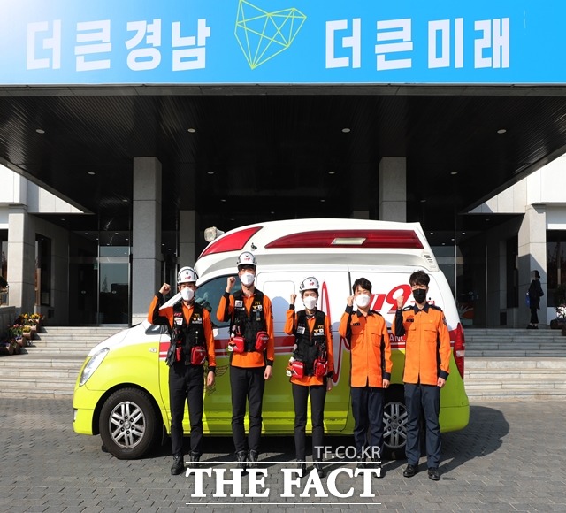 심정지로 쓰러진 경남도청 소속 공무원을 구한 창원소방본부 구급대원 3명과 경남소방본부 상황관리요원 2명./경남소방본부 제공